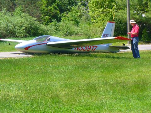 SGS 1-26 on ground tow to grid